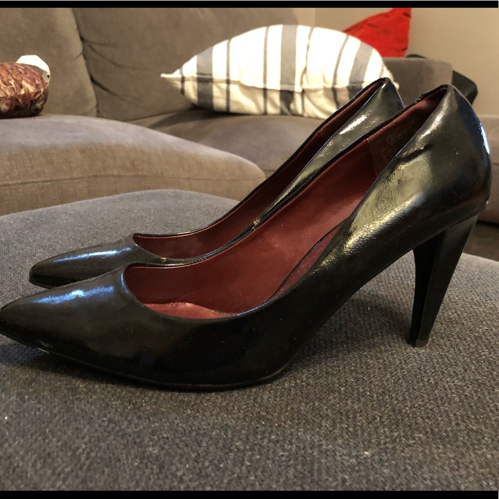 Basic black pumps